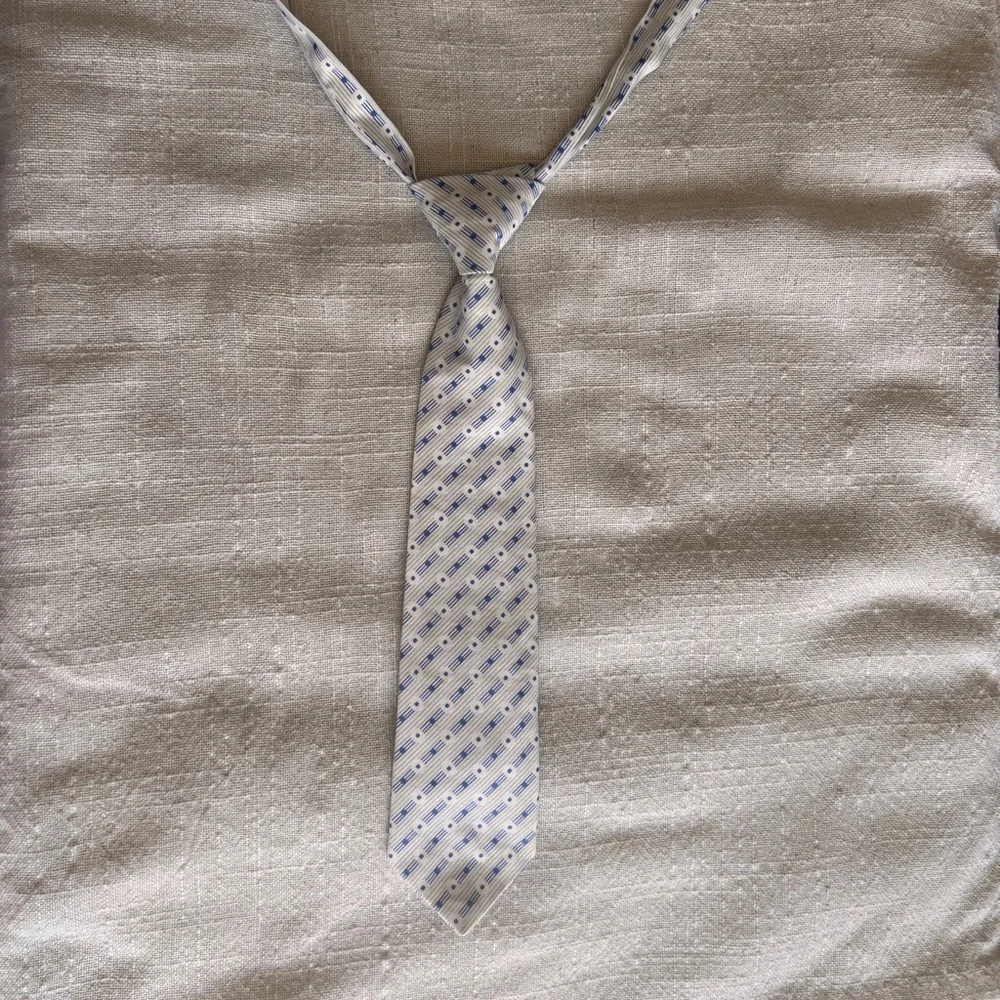 Light color tie for small boy